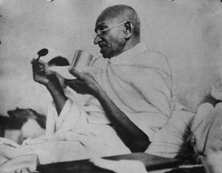 Gandhiji taking his last meal before he began his fast at Rajkot against the unpopuler Police of the states ruler on 3rd March 1939.jpg